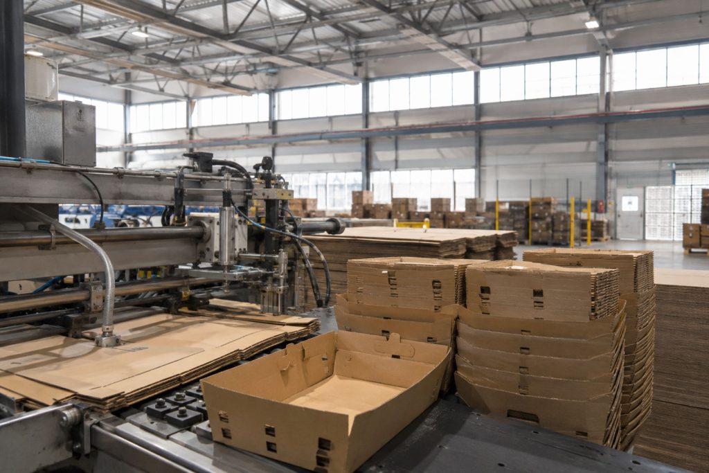 Ligne de production de paniers et plateaux de carton à l'usine de Sacs Industriels, LaSalle, Montréal